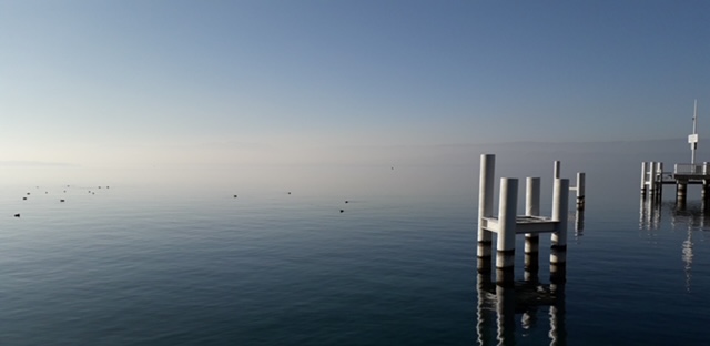 Le Léman et ses pontons dans la brume à Thonon-les-Bains